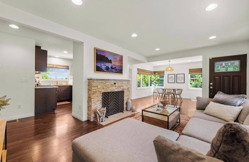 Vancouver Casa | Charming Centrally Located 2-bedroom House With Beautiful Valley View