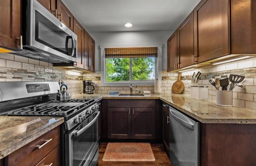 Vancouver Casa | Charming Centrally Located 2-bedroom House With Beautiful Valley View