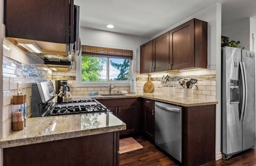 Vancouver Casa | Charming Centrally Located 2-bedroom House With Beautiful Valley View