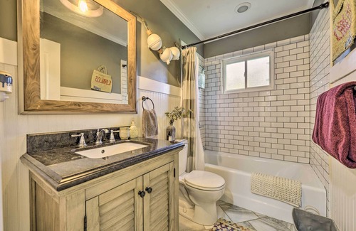 Charlotte Cabaña | Charming Charlotte Cottage on a Half Acre!