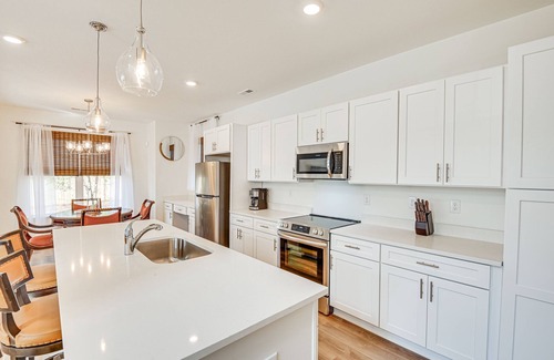 Hidden Valley Casa | Charming Charlotte Townhome: 6 Mi to Downtown!