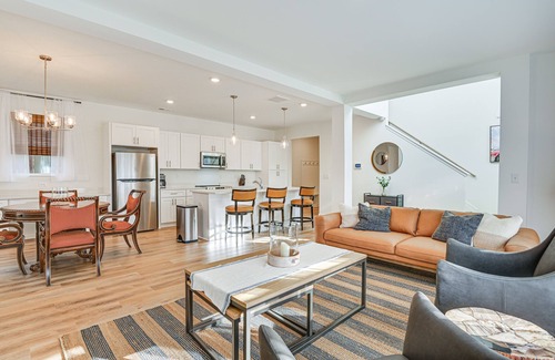 Hidden Valley Casa | Charming Charlotte Townhome: 6 Mi to Downtown!