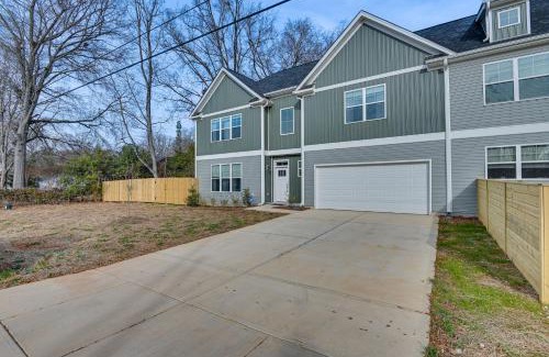 Hidden Valley Casa | Charming Charlotte Townhome 6 Mi to Downtown!