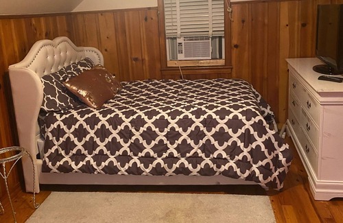 Parma Casa | Charming, Cheerful 3 Bdrm Smoke Free Parma Residential Home