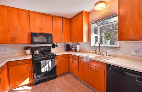 Tahoe Paradise Casa | Charming Cherokee Cabin - Secluded Stay for 6 Just 10 Minutes to Tahoe