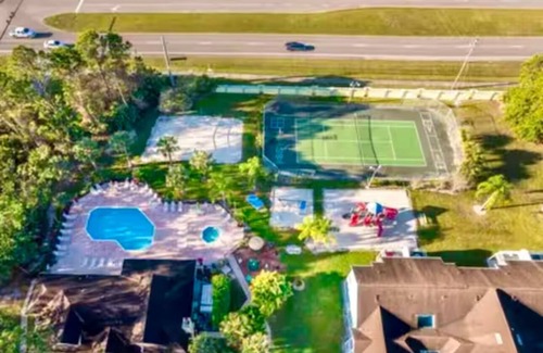 Kissimmee Condominio | Charming Christmas Themed Condo in Kissimmee Fl