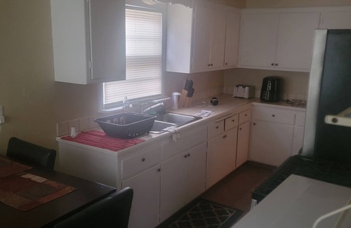 Milwaukee Casa | Charming, clean cozy 2-bedroom home centraly located in Milwaukee with AC, WiFi