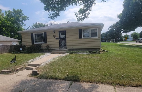 Milwaukee Casa | Charming, clean cozy 2-bedroom home centraly located in Milwaukee with AC, WiFi
