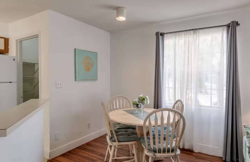 Ocean Side Village Apartamento | Charming Coastal Escape