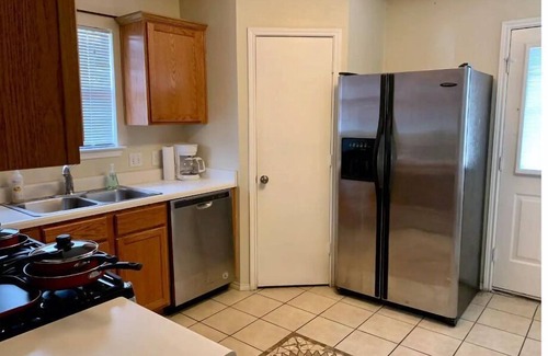 Hutto Casa | Charming Comfortable Home 30 min of Austin