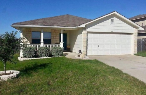 Hutto Casa | Charming Comfortable Home 30 min of Austin