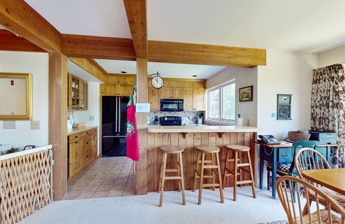 Stratton Mountain Condominio | Charming condo, mtn view, dog-friendly, pool, ping-pong, wifi, w/d, fireplace