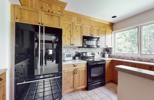 Stratton Mountain Condominio | Charming condo, mtn view, dog-friendly, pool, ping-pong, wifi, w/d, fireplace
