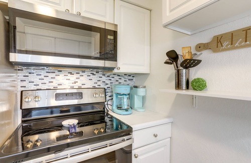 Oak Harbor Condominio | Charming Condo on Lake Erie w/ Community Pool