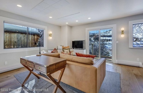 Snowmass Village Condominio | Charming Condo overlooking the Roaring Fork River in Old Snowmass