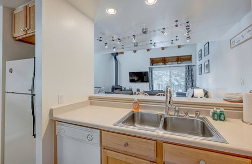 Carnelian Woods Condominio | Condominio encantador con bañera de hidromasaje compartida, piscina, servicios del resort, ¡cerca del esquí y la playa!