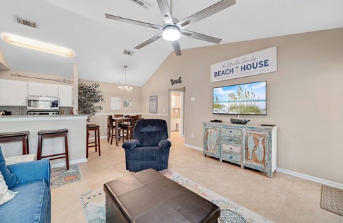 Gulf Shores Condominio | Charming Condo With Luxe Amenities Less Than 10 Minutes From the Beach
