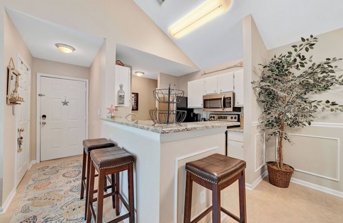 Gulf Shores Condominio | Charming Condo With Luxe Amenities Less Than 10 Minutes From the Beach