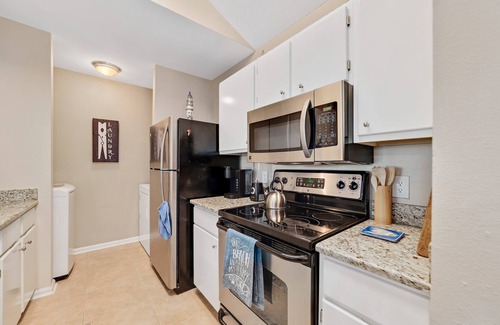 Gulf Shores Condominio | Charming Condo With Luxe Amenities Less Than 10 Minutes From the Beach