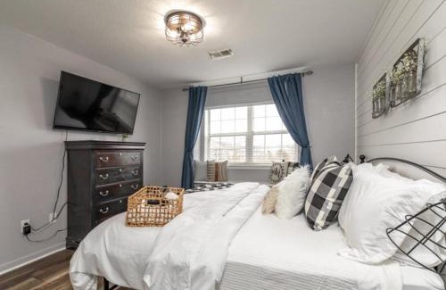Branson Apartamento | Charming Condos at Holiday Hills Resort - Beautifully Updated and Affordable - Family Amenities