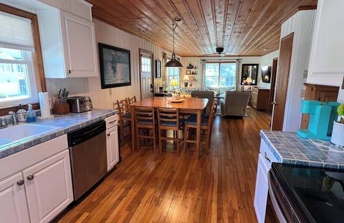 Crescent Beach Cabaña | Charming Cottage perfect for Small Family or Girlfriends Get Away with pool!