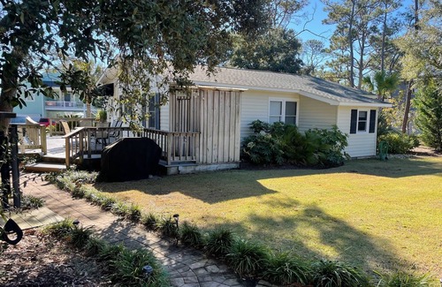 Crescent Beach Cabaña | Charming Cottage perfect for Small Family or Girlfriends Get Away with pool!