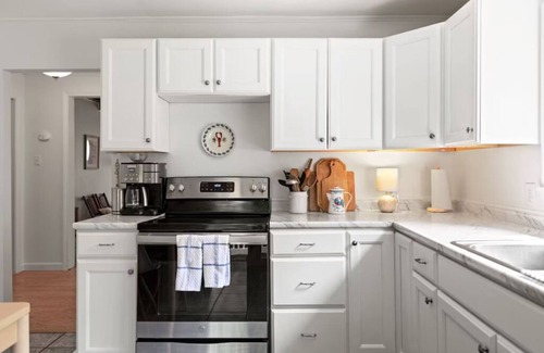 Old Orchard Beach Cabaña | Charming cottage short walk to beach!