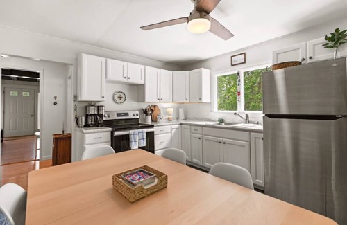 Old Orchard Beach Cabaña | Charming cottage short walk to beach!
