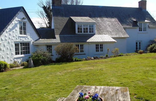 Helford Passage Cabaña | Cottage con encanto, admite mascotas, amplio jardín, estacionamiento, rural, vacantes de julio