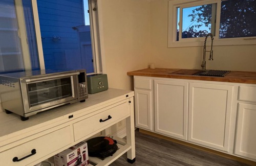Huntington Beach Cabaña | Charming cottage, 2 min walk to sand Huntington Beach with AC, WiFi, Pool, Gym.