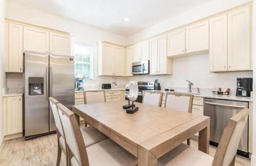 Bay Lake Casa | Charming Cottage 3 Miles From Disney With Margaritaville Resort & Island H2O Access - 8083Kd