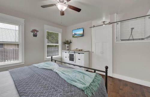 Fredericksburg Casa | Charming Cottage-3 Mins to Downtown-Pet Friendly!