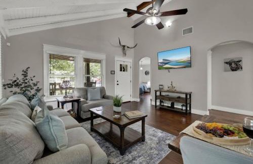 Fredericksburg Casa | Charming Cottage-3 Mins to Downtown-Pet Friendly!