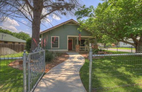 Fredericksburg Casa | Charming Cottage-3 Mins to Downtown-Pet Friendly!