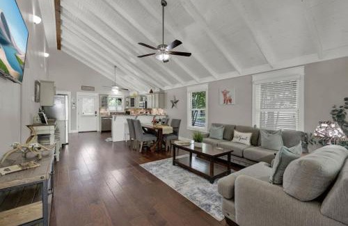 Fredericksburg Casa | Charming Cottage-3 Mins to Downtown-Pet Friendly!