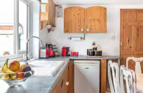 Borth Apartamento | Charming Cottage Apartment-1 minute from Beach