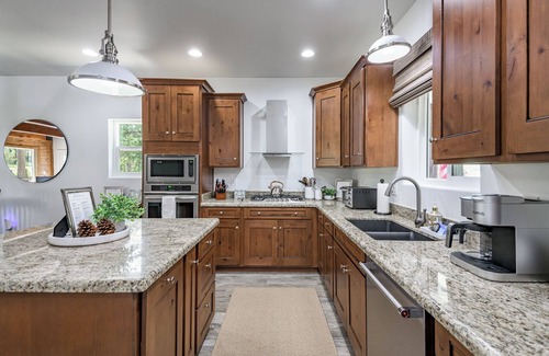 Munds Park Cabaña | Charming Cottage-Backs the Nat.Forest with Spa, AC/Heat, Fire Pit and Game Room!