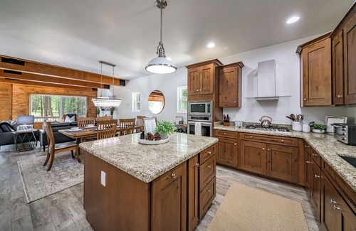 Munds Park Cabaña | Charming Cottage-Backs the Nat.Forest with Spa, AC/Heat, Fire Pit and Game Room!