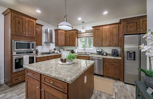 Munds Park Cabaña | Charming Cottage-Backs the Nat.Forest with Spa, AC/Heat, Fire Pit and Game Room!