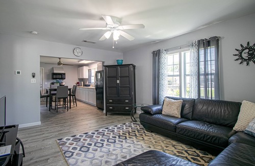 East Biloxi Cabaña | Charming Cottage blocks from the Beach & Casinos