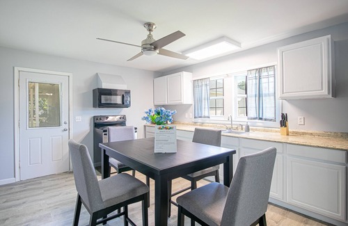 East Biloxi Cabaña | Charming Cottage blocks from the Beach & Casinos