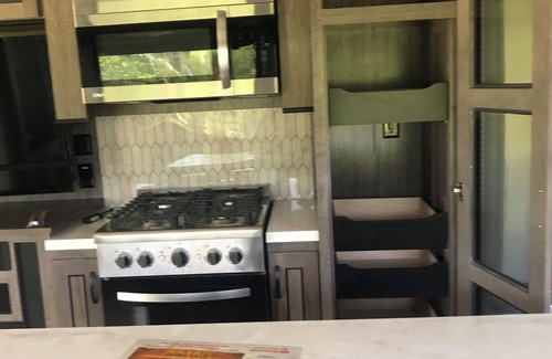 Homestead Cabaña | Charming cottage by a beautiful pond in awesome Homestead Redlands.