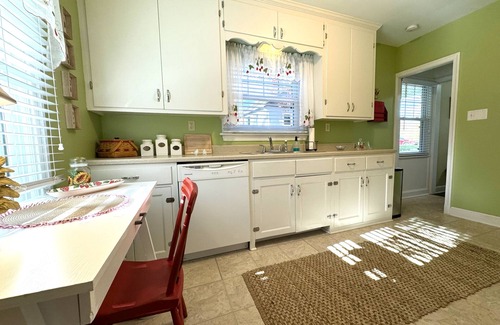 Huntingdon Cabaña | Charming cottage close to Juniata College overlooking historic Huntingdon