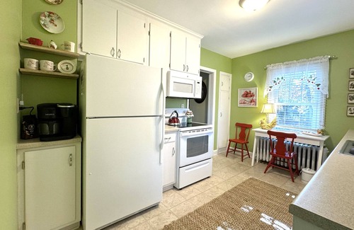Huntingdon Cabaña | Charming cottage close to Juniata College overlooking historic Huntingdon