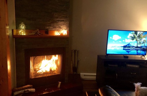 Pointe-Lebel Chalet De Esquí | Charming cottage directly on the beach at Pointe-Lebel.