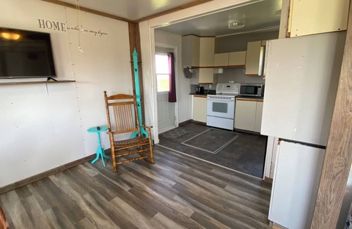 Mayfield Cabaña | Charming Cottage Escape: Cozy Retreat in Mayfield Near Cavendish!
