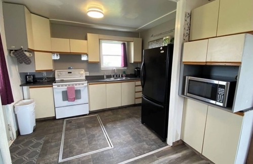 Mayfield Cabaña | Charming Cottage Escape: Cozy Retreat in Mayfield Near Cavendish!