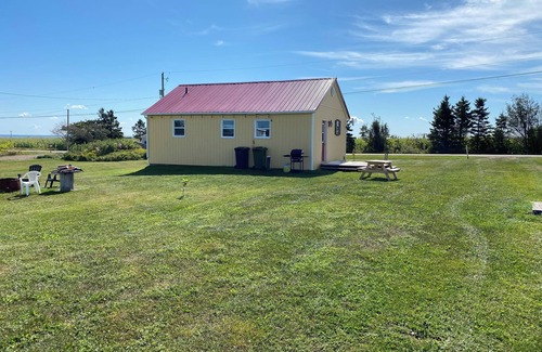 Mayfield Cabaña | Charming Cottage Escape: Cozy Retreat in Mayfield Near Cavendish!