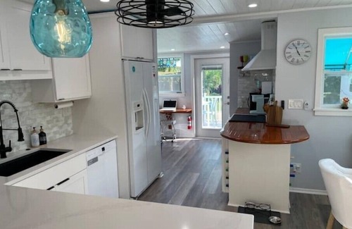 Delray Beach Cabaña | Charming cottage, fast WIFI, dog OK, Fenced & Gated, walk to Ave, 8 min to beach
