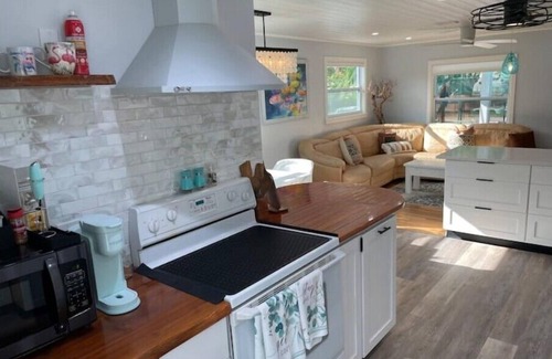 Delray Beach Cabaña | Charming cottage, fast WIFI, dog OK, Fenced & Gated, walk to Ave, 8 min to beach